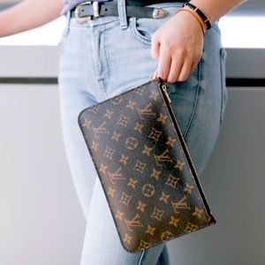 😻Louis Vuitton Wristlet with receipt